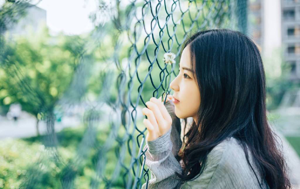 张任在府中来回踱步，咬了咬牙道：“再去打探。”